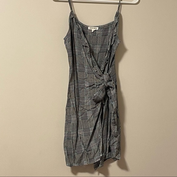 TOBI Gingham Wrap Dress with Ruffle Detail - Picture 3 of 7